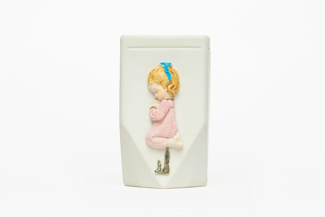 Vase de cimetière fille Lourdes