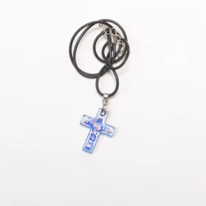 Pendentif croix en verre bleu 
