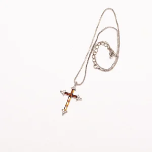 Pendentif croix métal et verre brun