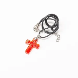 Pendentif croix en verre rouge