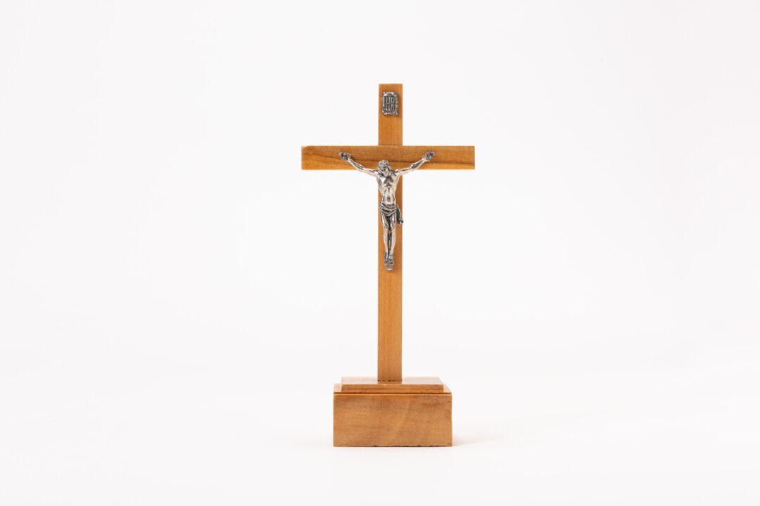 Crucifix sur socle en olivier