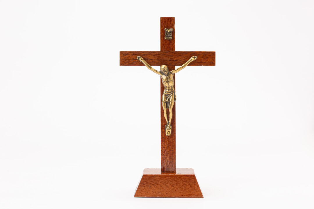 Crucifix en bois sur socle